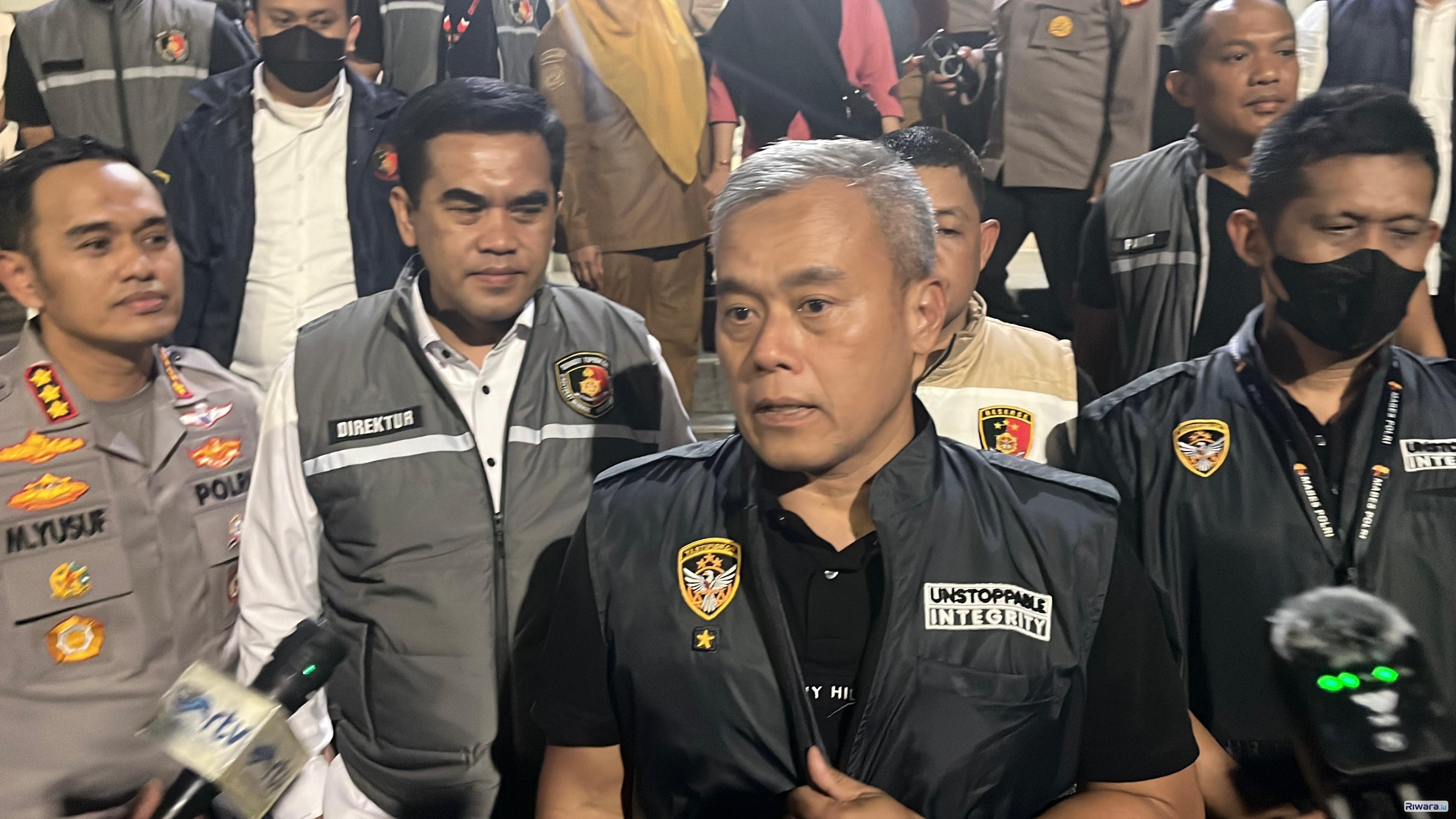 Tim gabungan Kortastipidkor Polri menggeledah Kantor dan Rumah Jabatan Bupati Gowa